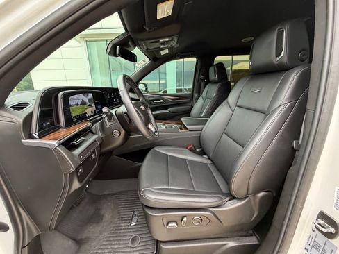 Used 2023 Cadillac Escalade ESV Luxury w/ LPO, Floor Liner Package RWD image 9