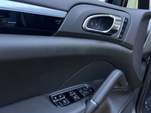 Used 2018 Porsche Cayenne Platinum Edition image 11