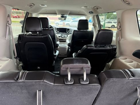 Used 2023 Chrysler Pacifica Touring-L FWD image 4