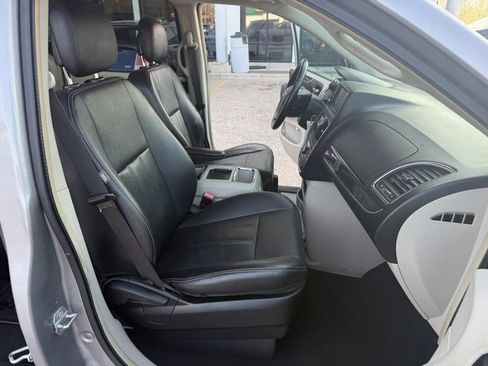 Used 2016 Chrysler Town & Country Touring FWD image 17