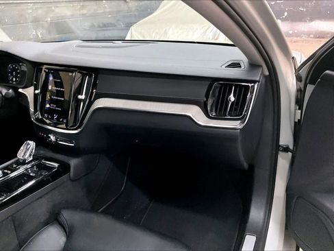 Used 2021 Volvo S60 T8 Inscription image 17