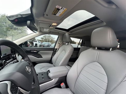 Used 2024 Toyota Highlander LE image 12