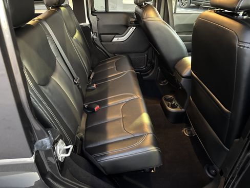 Used 2018 Jeep Wrangler Unlimited Sahara w/ Connectivity Group image 18