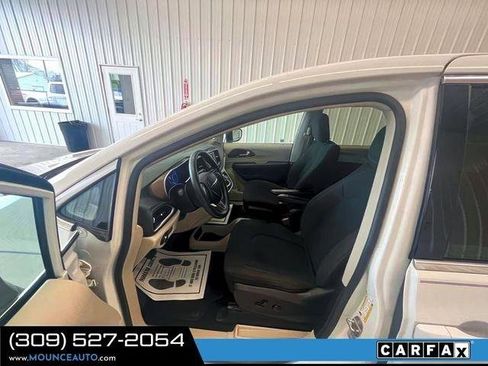 Used 2017 Chrysler Pacifica LX FWD image 18