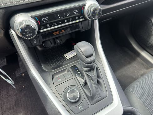 Used 2021 Toyota RAV4 LE AWD/4WD image 19