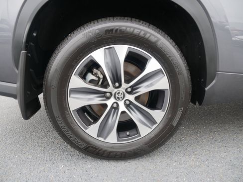 Used 2024 Toyota Highlander XLE image 12