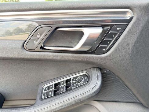 Certified 2024 Porsche Macan AWD/4WD image 8