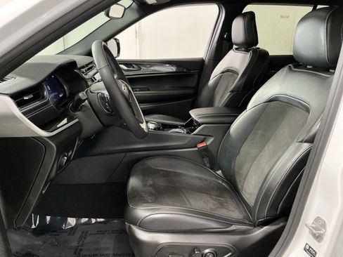 Used 2023 Jeep Grand Cherokee Altitude image 21