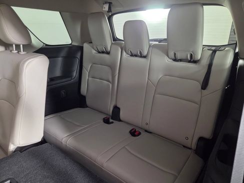 Used 2025 Nissan Pathfinder SL FWD image 24
