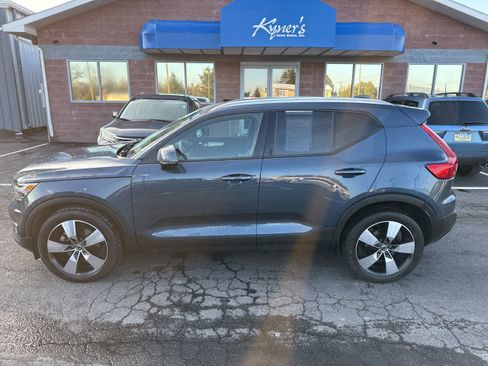 Used 2021 Volvo XC40 T5 Momentum w/ Premium Package image 3