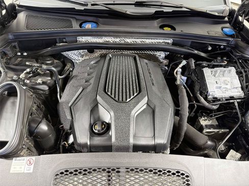Certified 2024 Porsche Macan AWD/4WD image 37
