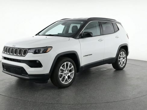 Used 2025 Jeep Compass Limited AWD/4WD image 3