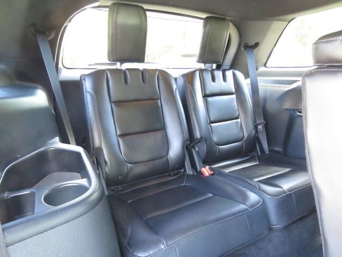 Used 2018 Ford Explorer XLT w/ Equipment Group 202A AWD/4WD image 17