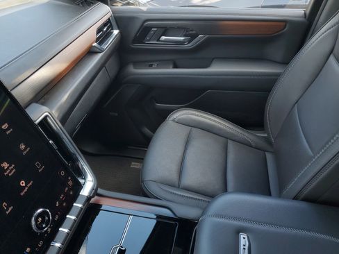 Used 2025 GMC Yukon XL Denali RWD image 27