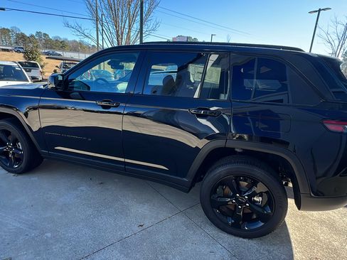 New 2025 Jeep Grand Cherokee Altitude image 9