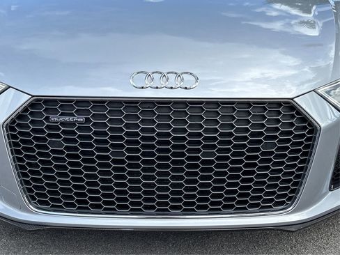 Used 2017 Audi R8 V10 w/ Carbon Exterior Package image 11