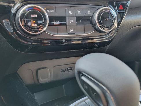Used 2025 Chevrolet Trax LT FWD image 26