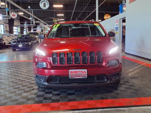 Used 2017 Jeep Cherokee Sport FWD image 2