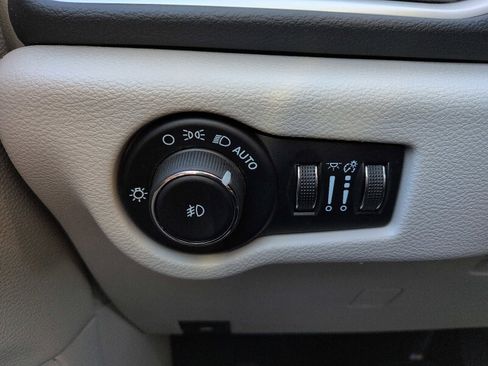 Used 2024 Chrysler Pacifica Touring-L image 16