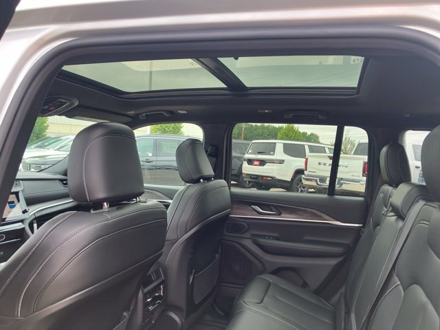 New 2026 Jeep Grand Cherokee Limited w/ Limited Altitude Package AWD/4WD image 26