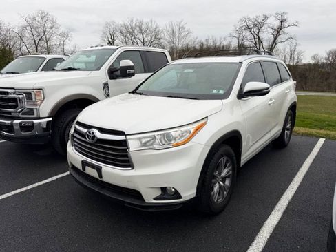 Used 2014 Toyota Highlander XLE image 2