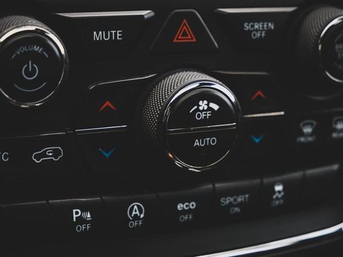 Used 2018 Jeep Grand Cherokee Altitude image 18