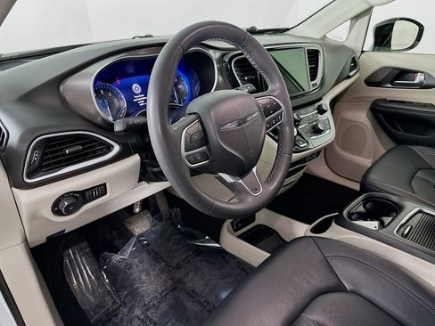 Certified 2024 Chrysler Pacifica Touring-L image 16