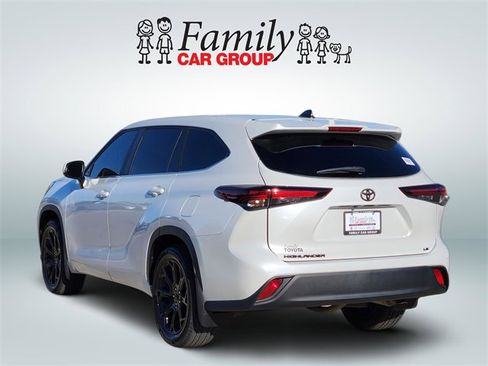 Used 2024 Toyota Highlander LE image 3