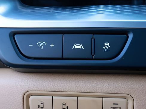 Used 2024 Kia Carnival LX FWD image 43