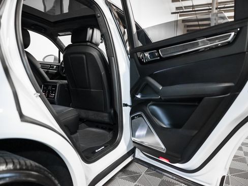 Used 2019 Porsche Cayenne Turbo w/ Sportdesign Package image 13