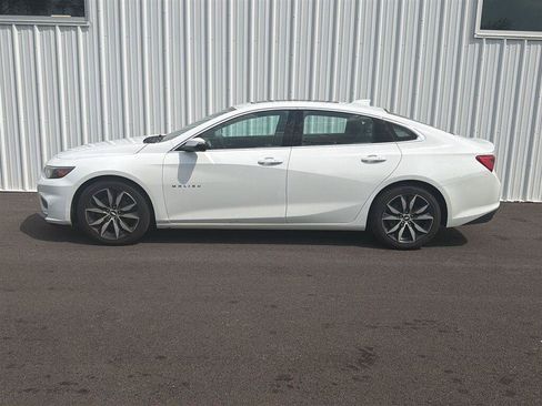 Used 2018 Chevrolet Malibu LT w/ Leather Package FWD image 3