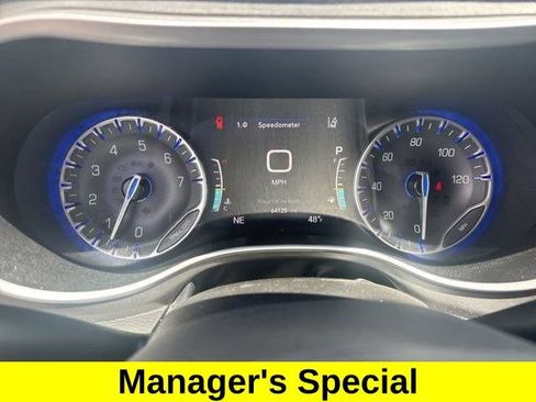 Used 2023 Chrysler Pacifica Touring-L FWD image 15