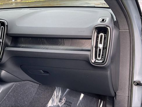 Used 2023 Volvo XC40 Recharge Core image 19