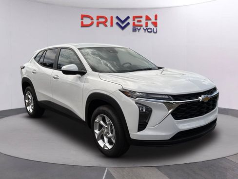 New 2026 Chevrolet Trax LS w/ LS Convenience Package FWD image 2