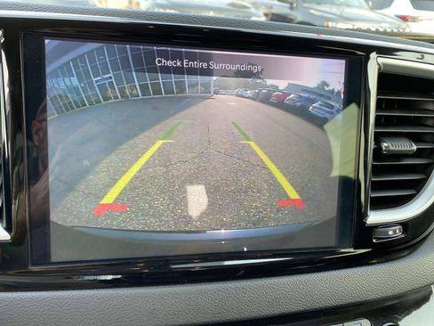 Used 2024 Chrysler Pacifica Touring-L FWD image 12