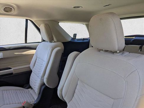 Used 2021 Ford Explorer XLT image 17