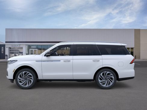 New 2026 Lincoln Navigator Reserve AWD/4WD image 3
