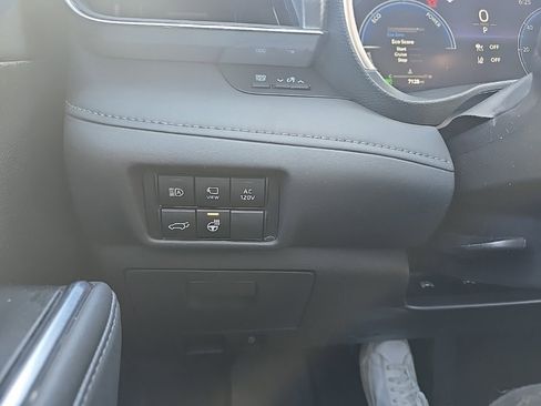 Used 2025 Toyota Highlander Platinum image 18