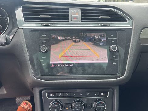 Used 2018 Volkswagen Tiguan SEL AWD/4WD image 14