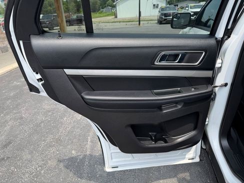 Used 2017 Ford Explorer XLT w/ Equipment Group 201A AWD/4WD image 17