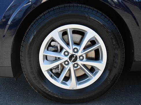 Used 2024 Kia Carnival LX FWD image 12