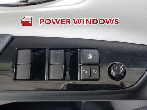 Used 2021 Toyota Prius XLE AWD/4WD image 27