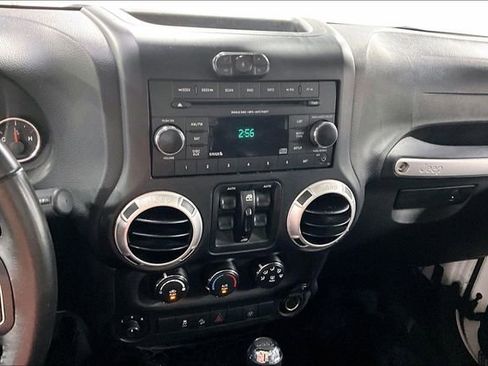 Used 2017 Jeep Wrangler Unlimited Sahara AWD/4WD image 4