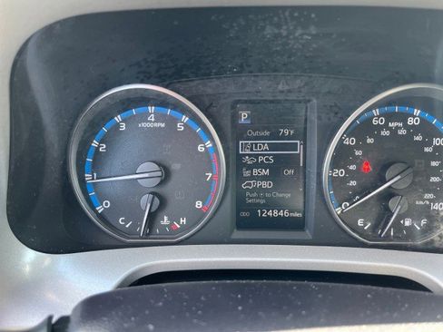 Used 2018 Toyota RAV4 XLE AWD/4WD image 29