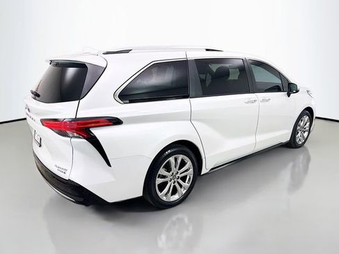 Used 2022 Toyota Sienna Platinum FWD image 7