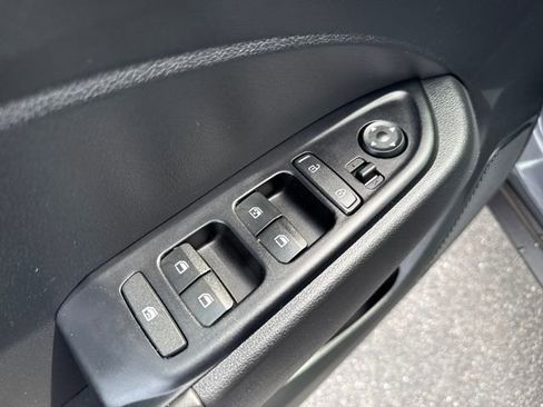 Certified 2025 Hyundai Venue Limited FWD image 10