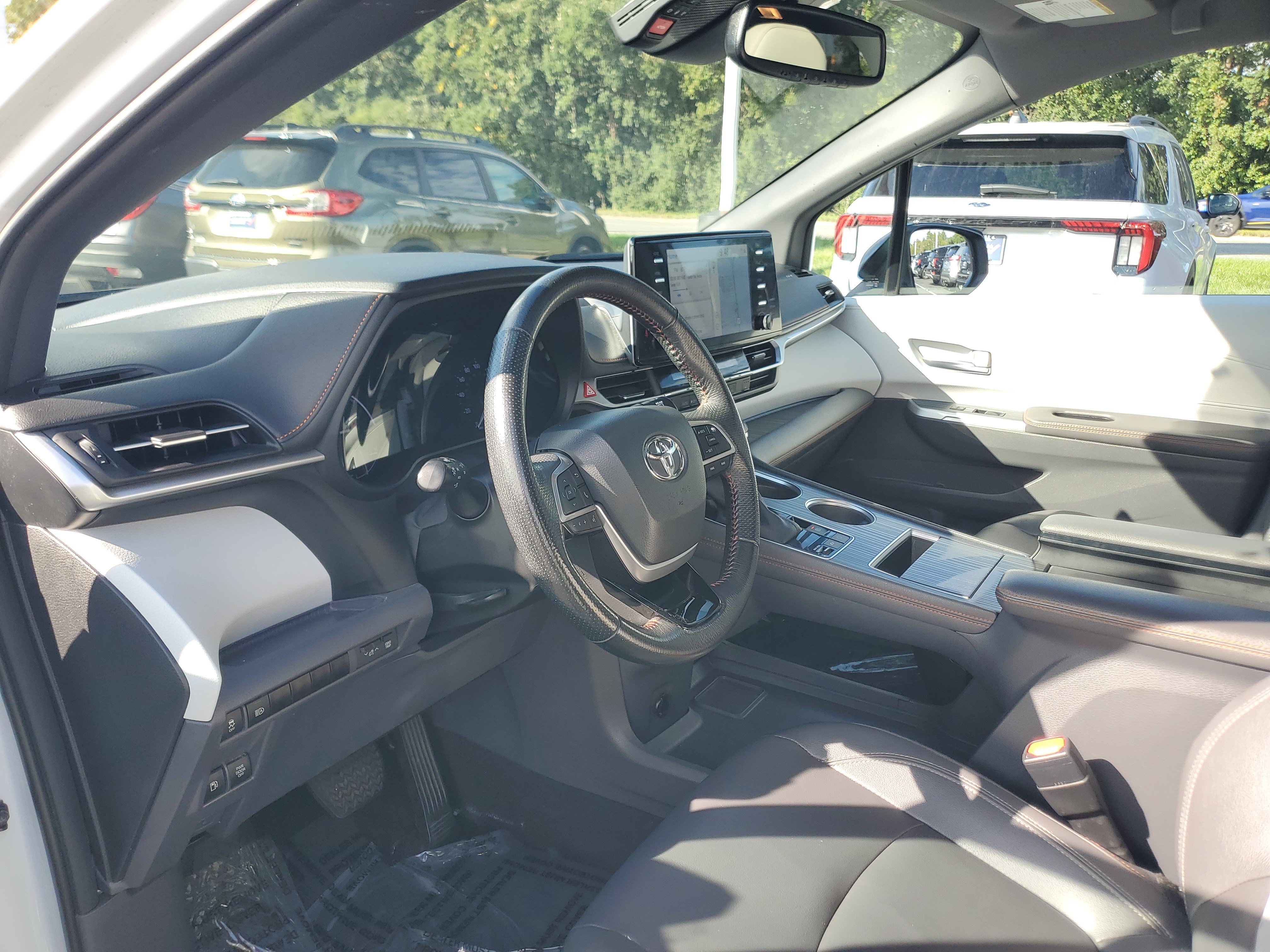 Used 2023 Toyota Sienna XSE AWD/4WD image 19