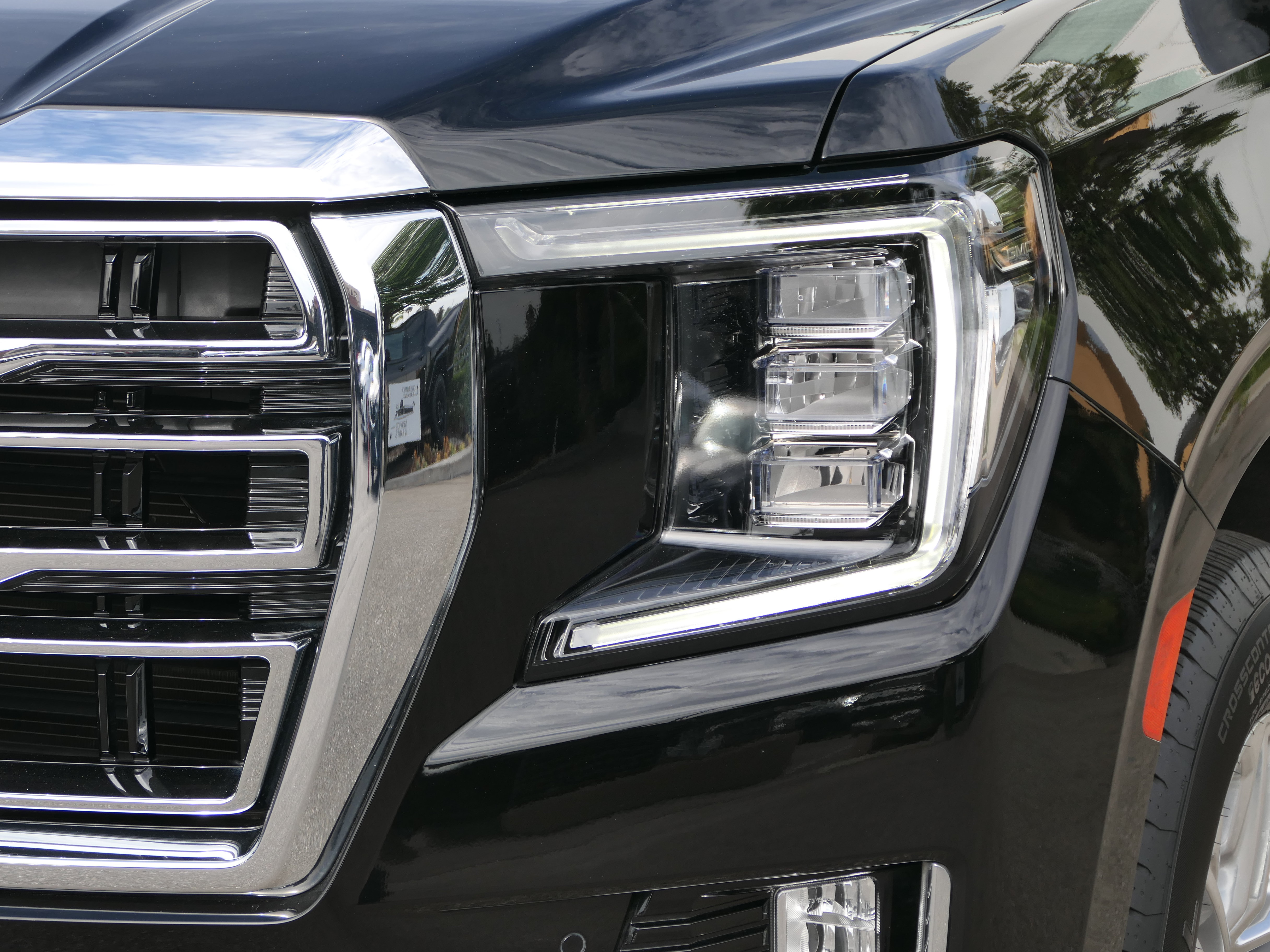 Used 2023 GMC Yukon SLT w/ SLT Premium Package AWD/4WD image 9