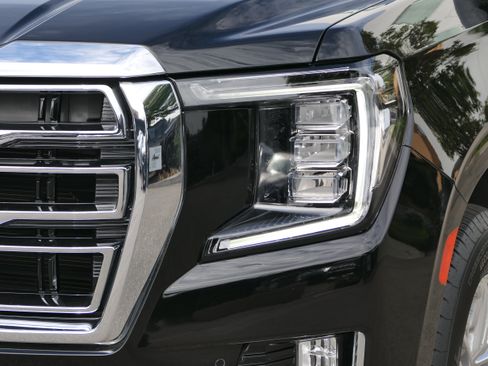 Used 2023 GMC Yukon SLT w/ SLT Premium Package AWD/4WD image 9