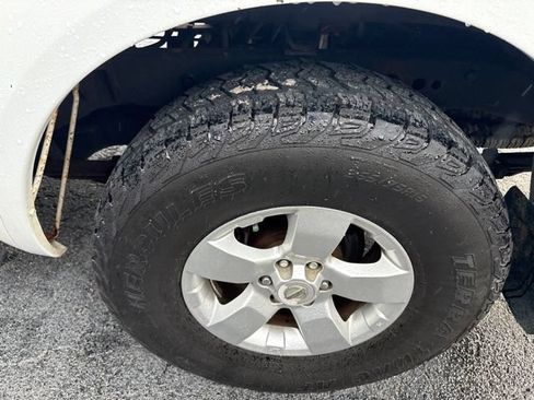 Used 2011 Nissan Frontier SV AWD/4WD image 4